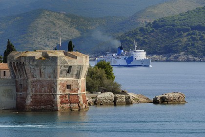 Italie, Toscane, l’Ile d’Elbe, Portoferraio, la Tour Torre del Martello à l'entrée du vieux Port