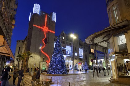 France, Aude (11), Narbonne, cathédrale Saint-Just-et-Saint-Pasteur avec les décorations de Noël