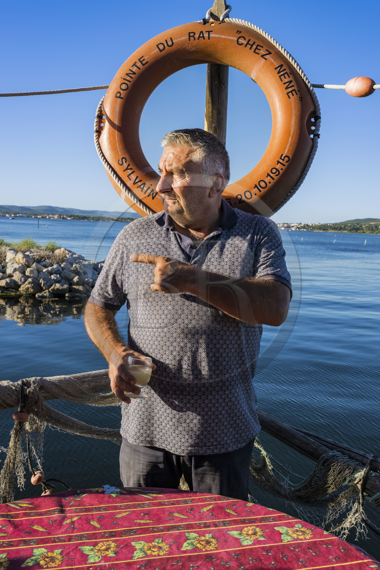France, Hérault (34), Sète, quartier de la Pointe Courte, quartier de pecheurs sur les rives de l'étang de Thau , Sylvain Sabatier dans son bistrot à la Pointe de Rat Chez Néné France, Herault, Sete, la Pointe Courte district, fishing district on the banks of the Etang de Thau, Sylvain Sabatier in his bistro the Pointe de Rat Chez Néné