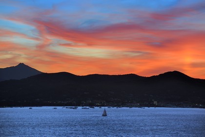 Italie, Toscane, Ile d’Elbe, la rade de Portoferraio au coucher de soleil