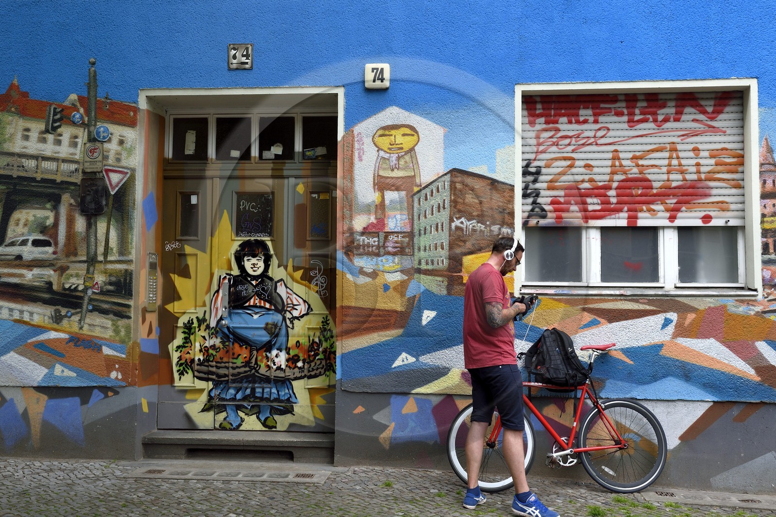 Allemagne, Berlin, quartier de Friedrichshain-Kreuzberg, graffitis sur une facade d'immeuble dans la Skalitzer Strasse