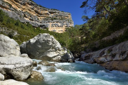 France, Alpes-de-Haute-Provence (04), Parc Naturel Régional du Verdon, les Gorges du Verdon, le Verdon au couloir Samson en contrebas du village de Rougon et du Point Sublime