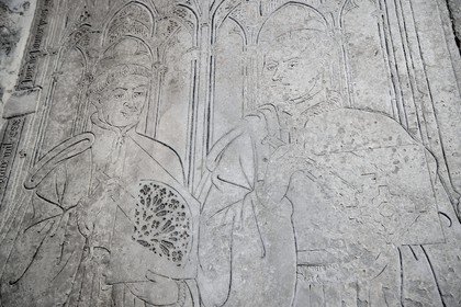 France, Seine-Maritime (76), Rouen, abbatiale Saint-Ouen (XIIème au XVème siècle), pierre tumulaire du XIVe siècle d'un des architectes de l'abbaye, dalle funéraire sous laquelle reposaient autrefois ses cendres