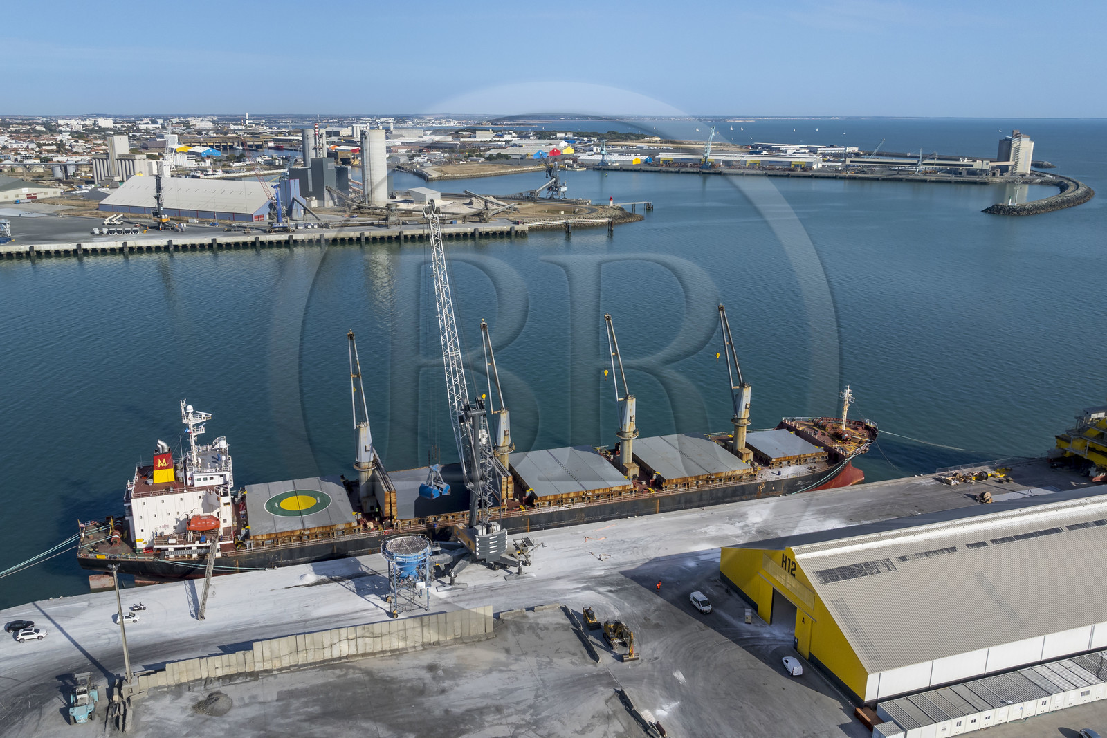 France, Charente-Maritime (17), La Rochelle, le Port Atlantique La Rochelle, port de commerce La Pallice, déchargement d'un cargo sur les quais du mole d'escale (vue aérienne)