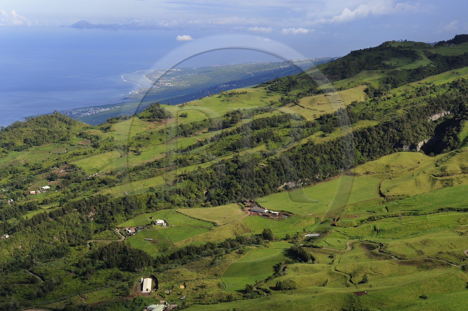 France, Ile de la Reunion, les pentes du Tevelave et le lagon de la côte ouest en arrière plan (vue aérienne)