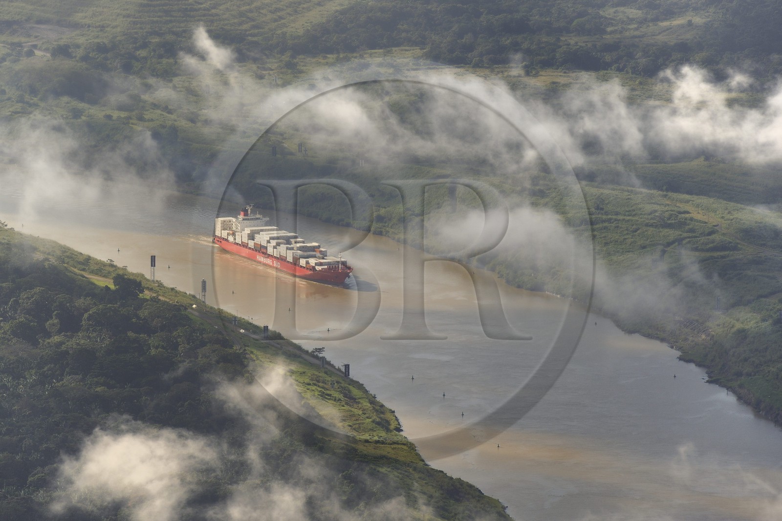 Panama, Canal de Panama, un cargo Panamax porte-conteneurs emprunte la coupe Gaillard (ou coupe Culebra) entre les écluses Pedro Miguel du côté Pacifique et la rivière Chagres menant au lac Gatun (vue aérienne)
