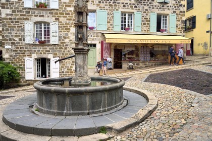 France, Haute-Loire (43), Le Puy-en-Velay, étape classée Patrimoine Mondial de l'UNESCO dans le cadre des chemins de Compostelle, fontaine de la rue des Tables menant à la cathédrale Notre-Dame-de-l'Annonciation et dont les marches sont taillées pour les pas des ânes
