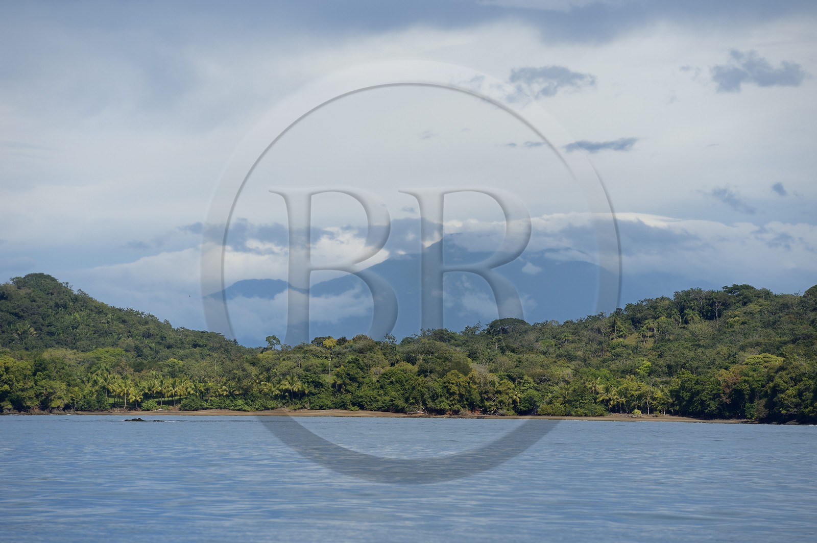 Panama, province de Chiriqui, Parc national marin du Golfe de Chiriqui, la côte pacifique à Boca Chica et le Volcan Baru en arrière plan