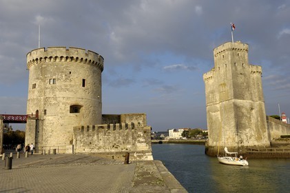 France, Charente-Maritime (17), La Rochelle, la Tour de la Chaine (à gauche) et la Tour Saint-Nicolas protégent l'entrée du Vieux Port