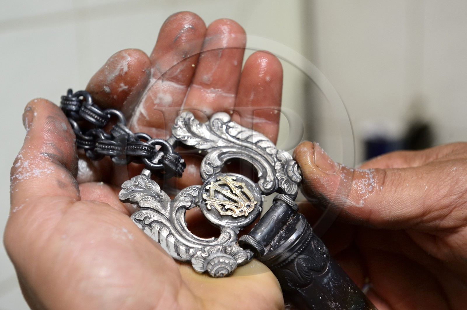 Argentine, province de Buenos Aires, San Antonio de Areco, atelier de l' orfèvre Juan José Draghi, finitions sur un rebenque, pièce en argent d'une cravache