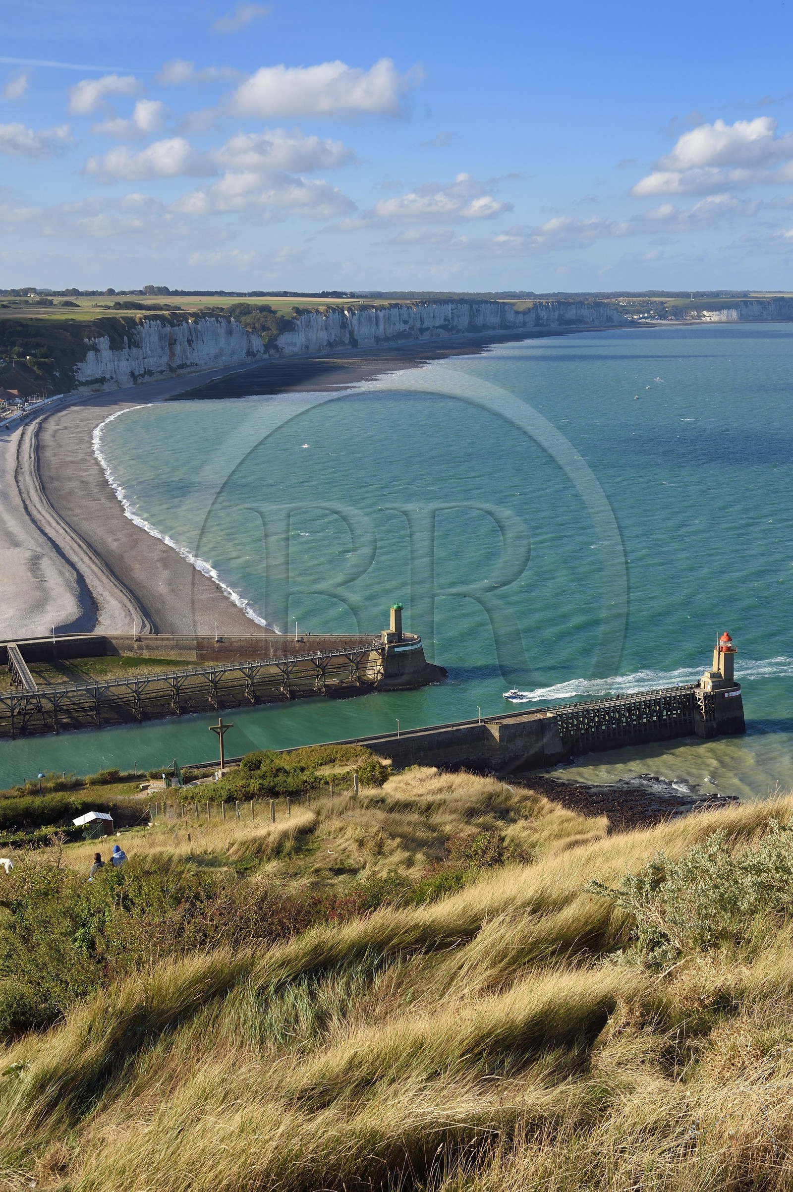 France, Seine-Maritime (76), Pays de Caux, Côte d'Albâtre, Fécamp, phare de la pointe Fagnet à l'entrée du port et la plage de Fécamp en arrière plan