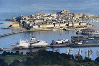 France, Ille et Vilaine, Côte d'Emeraude (Emerald Cost), the fortified town of Saint Malo (aerial view)