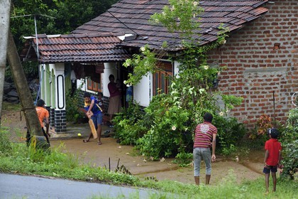 Sri Lanka, province de l'Est, Kantale (Kantalai), enfants jouant au cricket devant leur maison