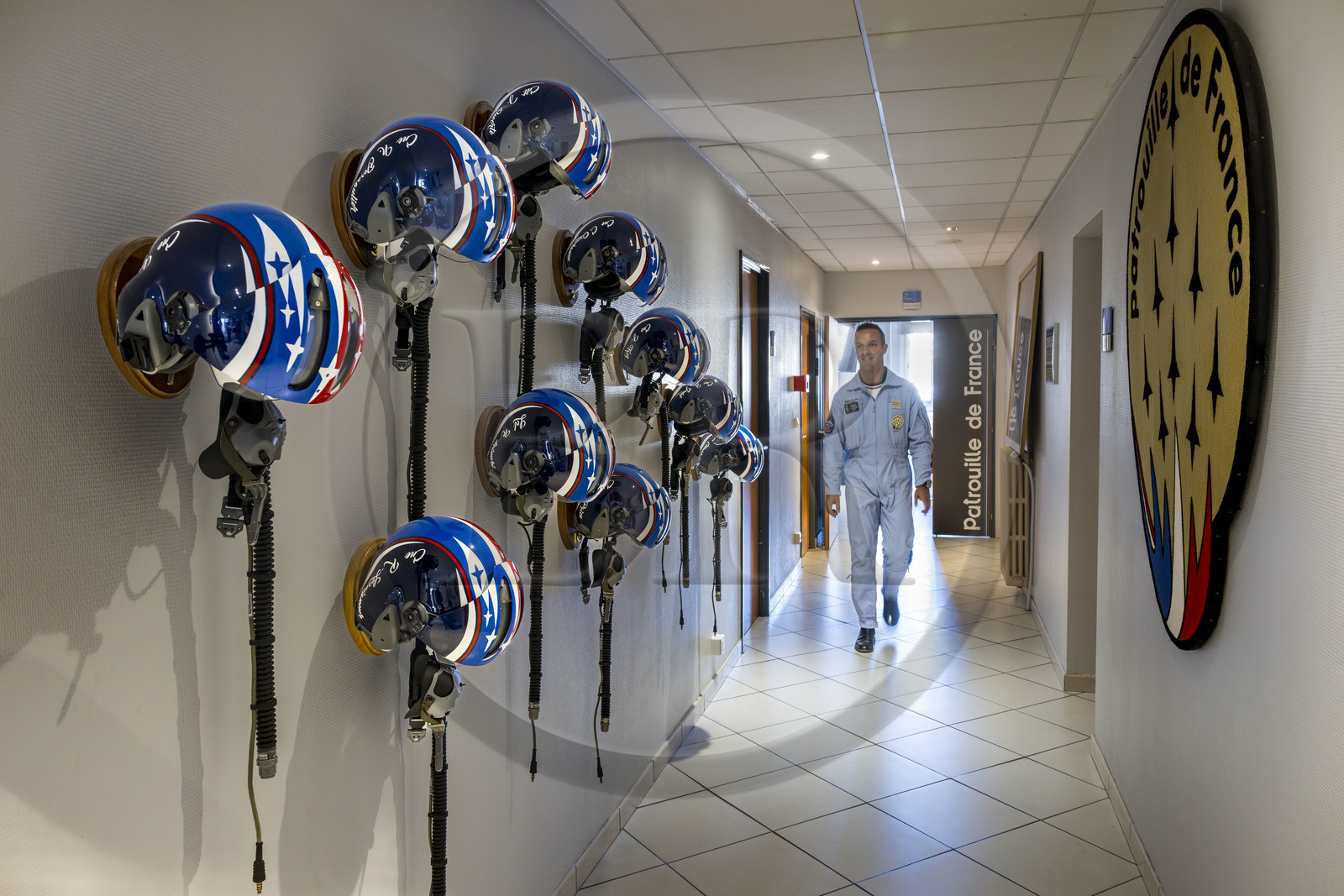 France, Bouches-du-Rhône (13), Salon-de-Provence, base aerienne 701, base de la Patrouille de France (PAF pour Patrouille acrobatique de France) de l'Armée de l'air et de l'espace française, le capitaine Cédric Queyranne vient récupérer son casque dans le couloir des locaux de la Patrouille de France