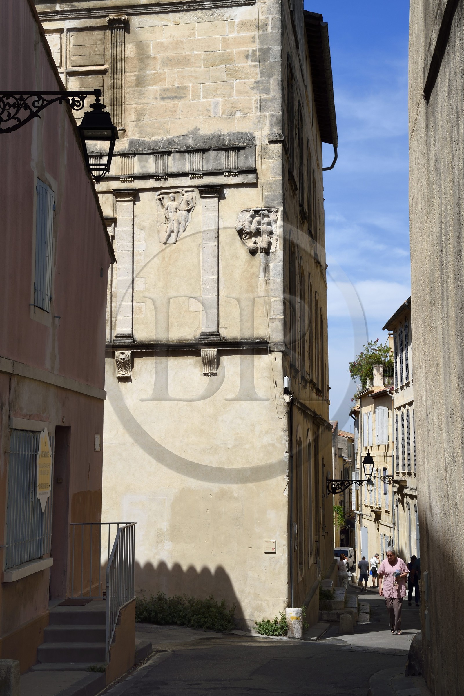 France, Bouches-du-Rhône (13), Arles, l’hotel particulier des Amazones avec des ornements prélevés dans la nécropole romaine des Alyscamps