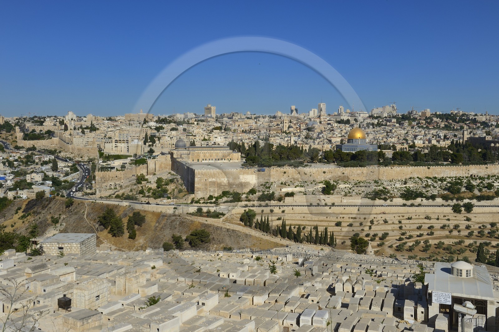 Israel, Jérusalem, ville sainte, vieille-ville classée Patrimoine Mondial de l'UNESCO, le Dôme du Rocher et la mosquée El Aqsa sur l'esplanade des Mosquées (Haram el-Sharif) et le cimetière juif sur le Mont des Oliviers