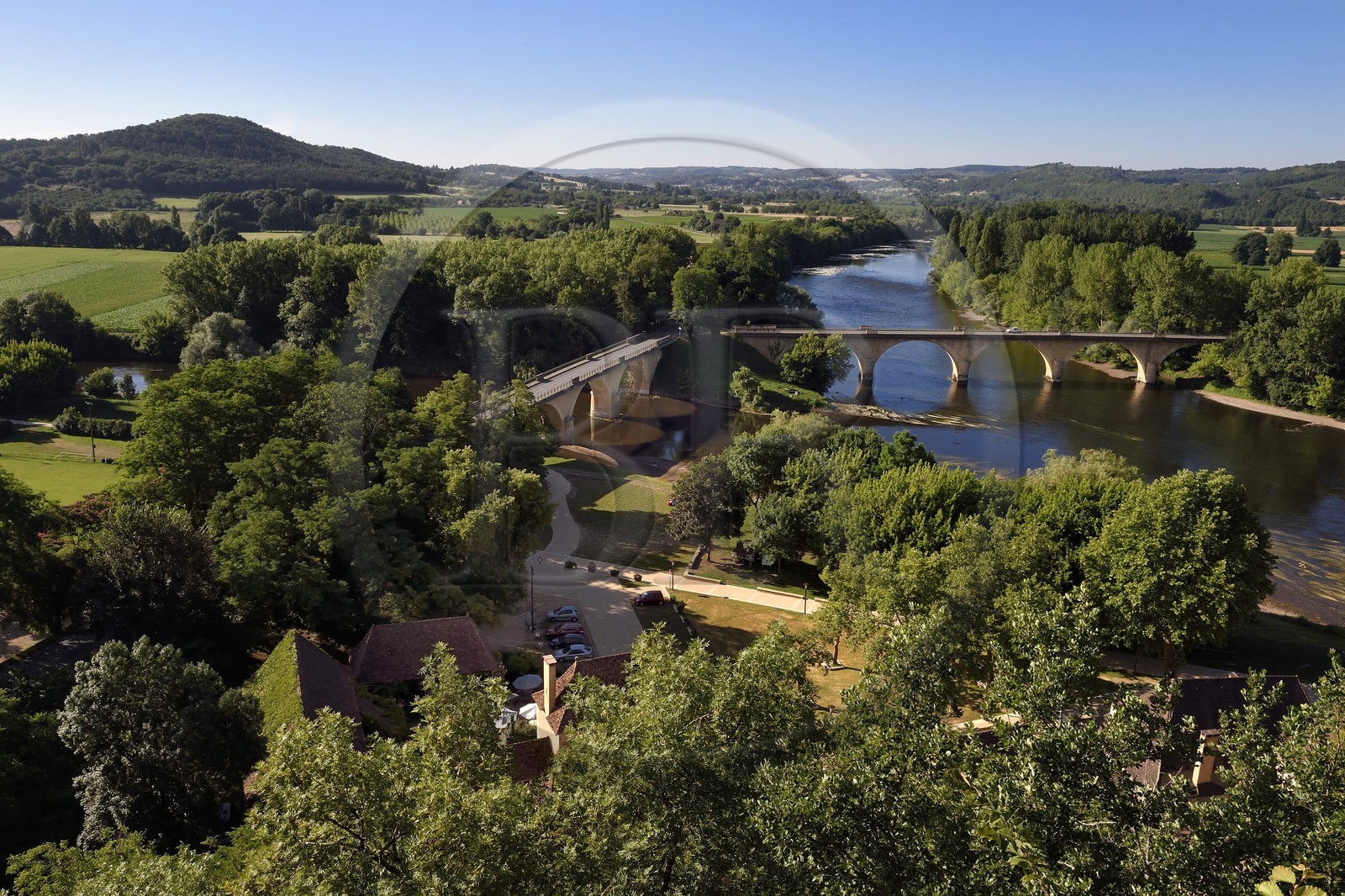 France, Dordogne (24), Périgord Noir, vallée de la Dordogne, Limeuil, labellisé Les Plus Beaux Villages de France, ponts à la confluence de la Dordogne (à droite) et de la Vézère (à gauche) vus depuis les jardins de l'ancien chateau du village