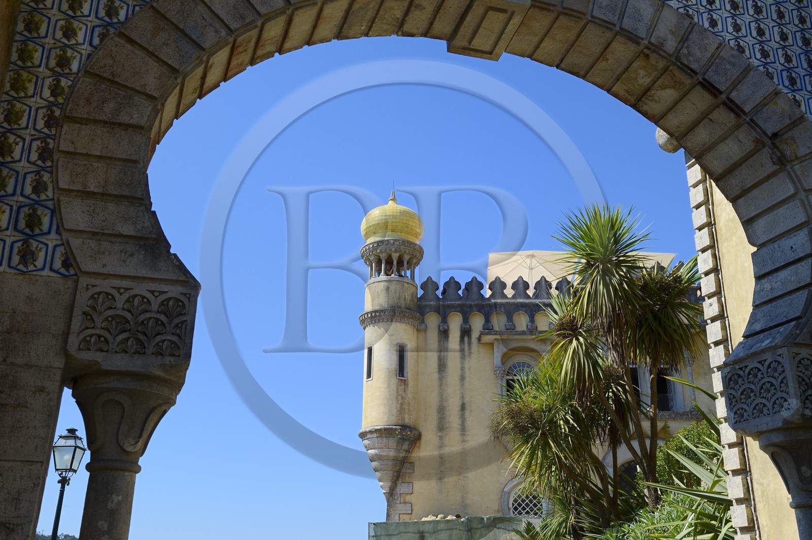 Portugal, région de Lisbonne, Sintra, classée Patrimoine Mondial de l'UNESCO, le Palais national de Pena (Palacio Nacional da Pena), porte de style mauresque