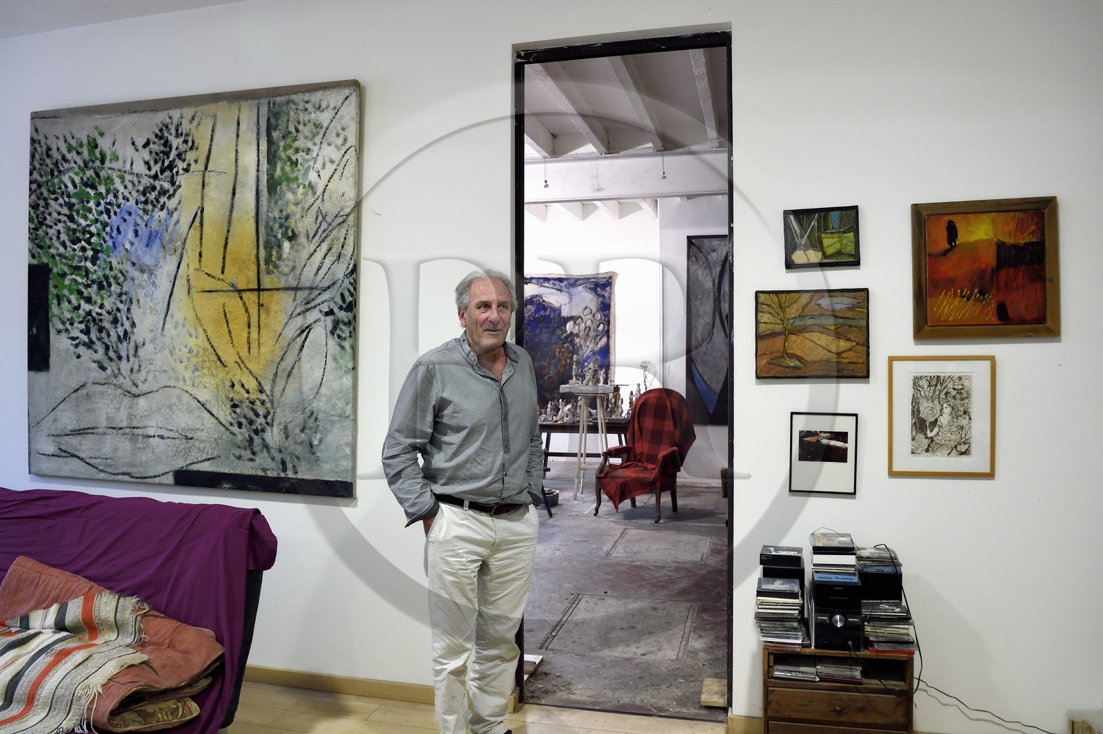 France, Var (83), Toulon, l'artiste peintre Serge Plagnol dans son atelier