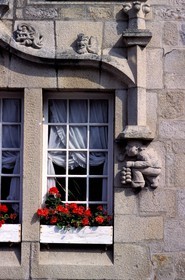 France, Finistère (29), Roscoff, détail d'une demeure en granite place Lacaze-Duthiers