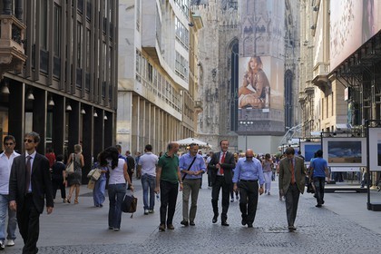 Italie, Lombardie, Milan, affiche publicitaire sexy de Burberry sur la cathédrale du Duomo dans le prolongement du corso Vittorio Emmanuel II