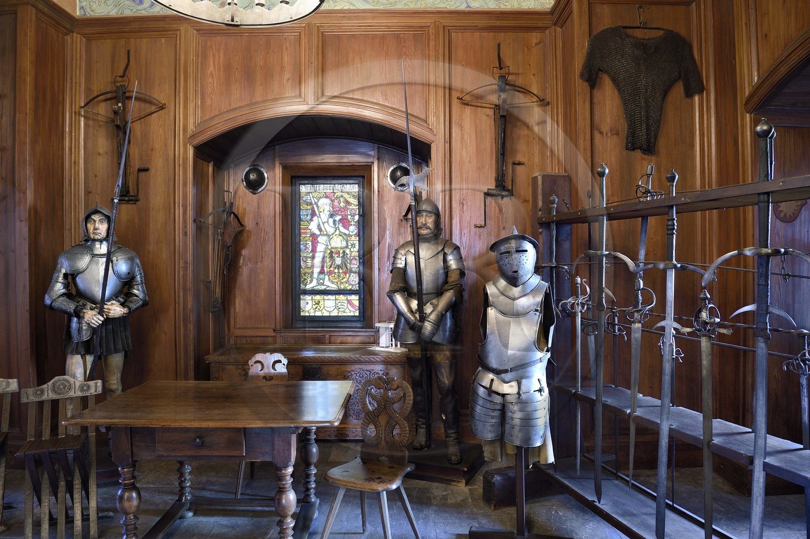 France, Bas-Rhin (67), Orschwiller, le chateau du Haut-Koenigsbourg, la salle d’armes présente les différentes hallebardes, épées, arbalètes et armures