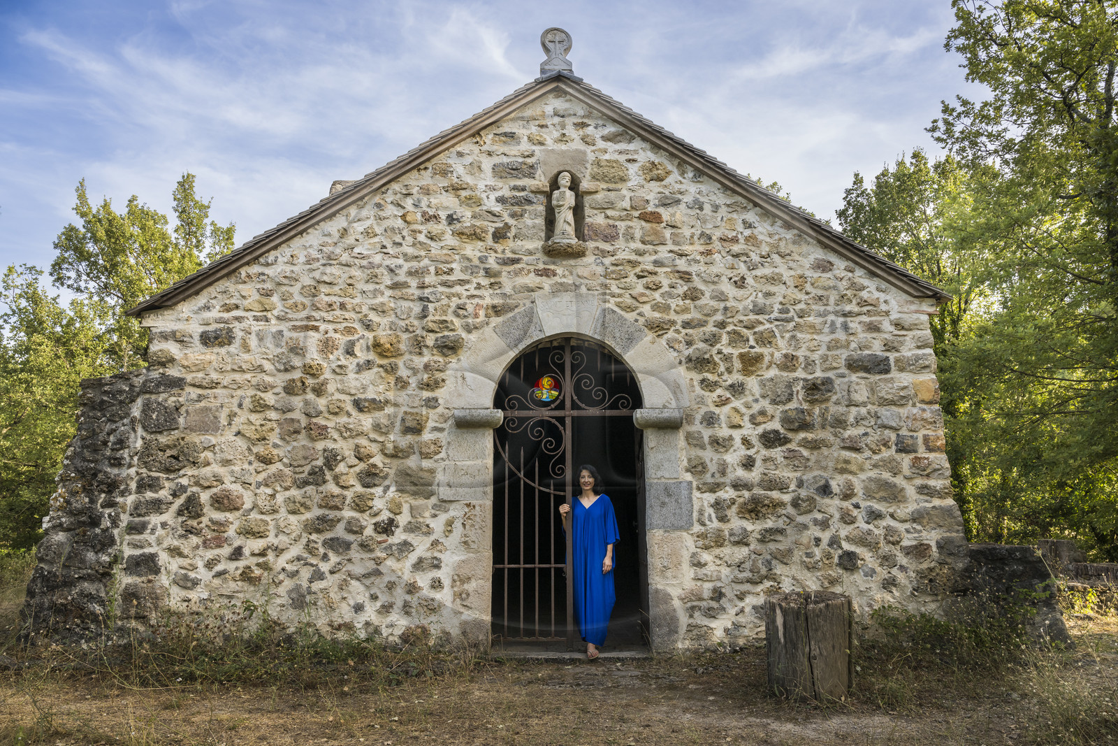 France, Var (83), Provence Verte, Bras, vers Saint-Maximin-la-Sainte-Baume, la maison d'hotes Le Peyrourier - une campagne en Provence, l'artiste musicienne Yasi Zandi devant l'ancienne chapelle templière reconstruite