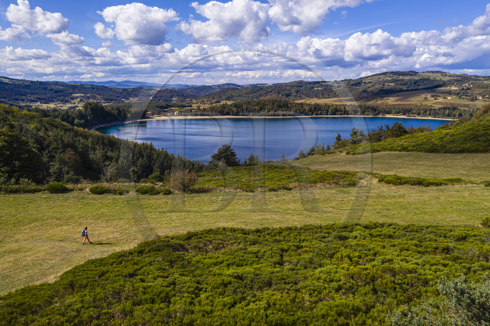 France, Ardèche (07), parc naturel régional des Monts d'Ardèche, massif du Mézenc, Lac d'Issarlès, lac d'origine volcanique de type maar vu depuis le col du Gage (vue aérienne)