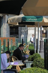 France, Paris (75), terrasse du Café de la Paix place de l'Opéra