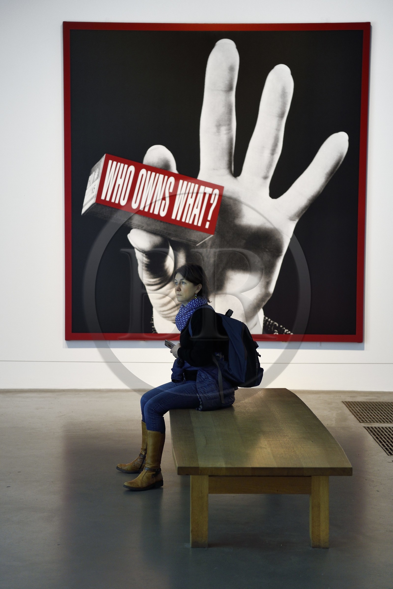 Royaume-Uni, Londres, quartier de Southwark, la Tate Modern, musée d'art contemporain, Who owns what ?, oeuvre de Barbara Kruger (2012)