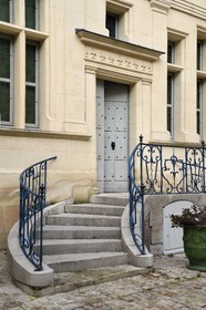 France, Aisne (02), Château-Thierry, Musée Jean de La Fontaine - Ville de Chateau-Thierry dans la maison natale du poète, le perron sur le côté cour