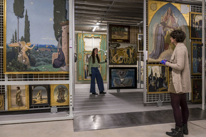 France, Saône-et-Loire (71), Autun, la directrice des musées et du patrimoine Agathe Mathiaut-Legros avec la conservatrice adjointe Axelle Goupy dans les réserves du musée Rolin