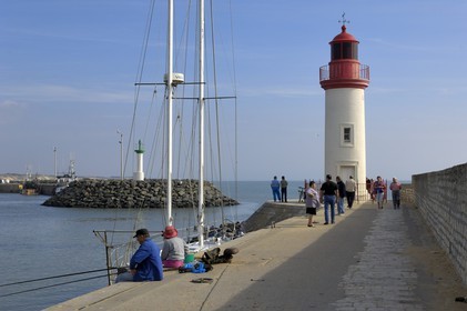 France, Charente-Maritime (17), Ile d'Oléron, phare du port de la Cotinière, pêcheurs