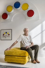 France, Paris (75), l'artiste plasticien Jean-Pierre Raynaud dans son appartement atelier