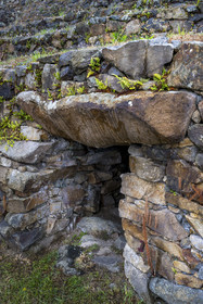 France, Finistère (29), Baie de Morlaix, Presqu'ïle de Kernehelen, site mégalithique du Cairn de Barnenez vieux de 6000 ans, dolmen à couloir, une des entrées de chambres