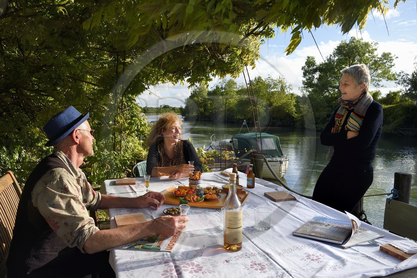 France, Charente-Maritime (17), Saintonge, Saint-Savinien, labellisé Villages de pierres et d'eau, chambres d’hotes Au Quai des Fleurs, Laurence et Steve nous accueillent dans leur jardin donnant sur la Charente