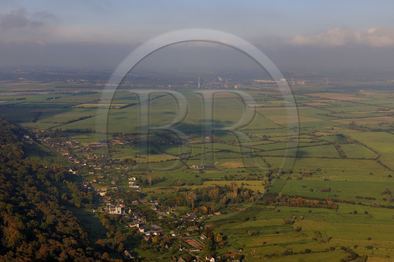 France, Eure (27), Marais-Vernier sur la rive gauche de l'estuaire de la Seine, la commune de Marais-Vernier en premier plan et le pont de Tancarville en arrière plan