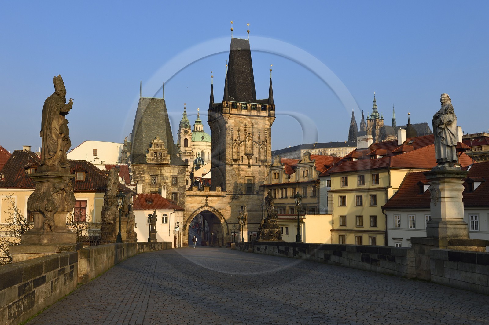 République Tchèque, Prague, centre historique classé Patrimoine Mondial de l' UNESCO, le pont Charles (Karluv Most ou Karlov Most), la tour gothique à l'entrée du pont du côté du quartier de Mala Strana devant l'église Saint Nicolas (Sv. Mikulase) et le chateau Royal en arrière plan à droite