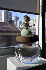 France, l'artiste peintre Xiao Fan Ru dans son atelier des Lilas près de Paris