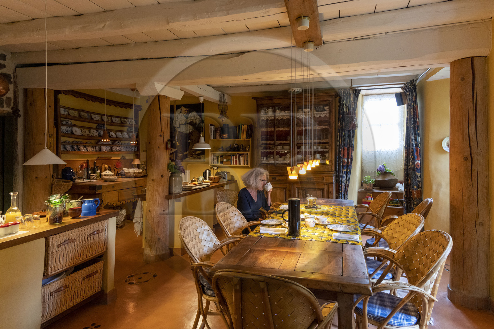 France, Haute-Loire (43), Bouchet-Saint-Nicolas, randonnée avec un âne sur le chemin de Stevenson (GR 70), Marie nous reçoit dans sa maison d'hotes Le Potala