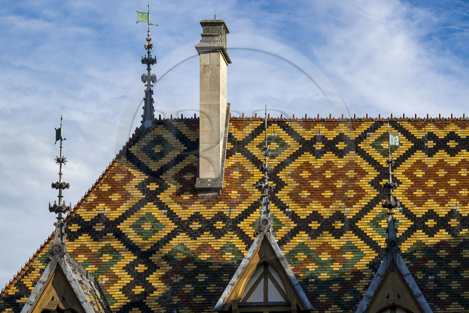 France, Côte-d'Or (21), Beaune, zone classée Patrimoine Mondial de l'UNESCO, Hospices de Beaune, l'Hôtel-Dieu, les toits couverts de tuiles vernissées et colorées