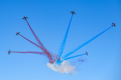 France, Bouches-du-Rhône (13), Salon-de-Provence, base aerienne 701, base de la Patrouille de France (PAF pour Patrouille acrobatique de France) de l'Armée de l'air et de l'espace française, figure d'éclatement lors d'un vol d'entrainement des avions Alphajet
