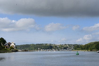 France, Finistère (29), la rade de Morlaix à l'embouchure de la rivière de Morlaix et le port du Dourduff en arrière plan
