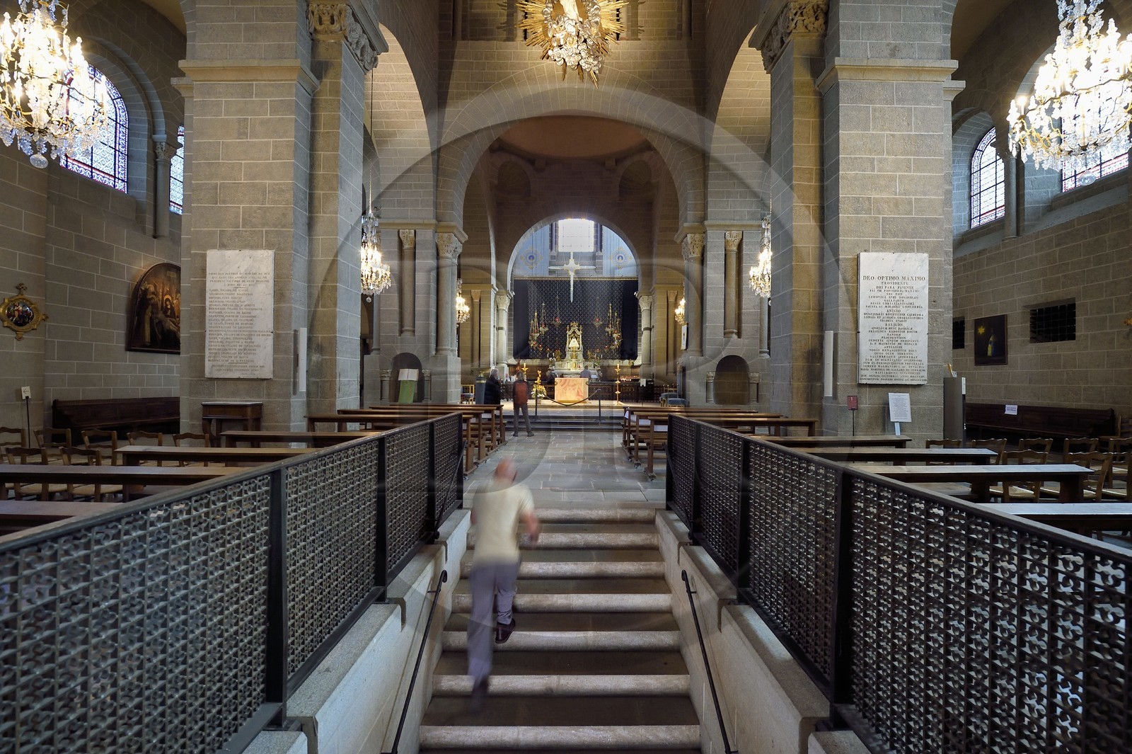 France, Haute-Loire (43), Le Puy-en-Velay, étape des chemins de Compostelle, la cathédrale Notre-Dame-de-l'Annonciation du XIIe siècle classée Patrimoine Mondial de l'UNESCO, escalier extérieur débouchant devant le choeur et la statue de Marie portant son enfant surnommée La vierge noire (XVIIe siècle)