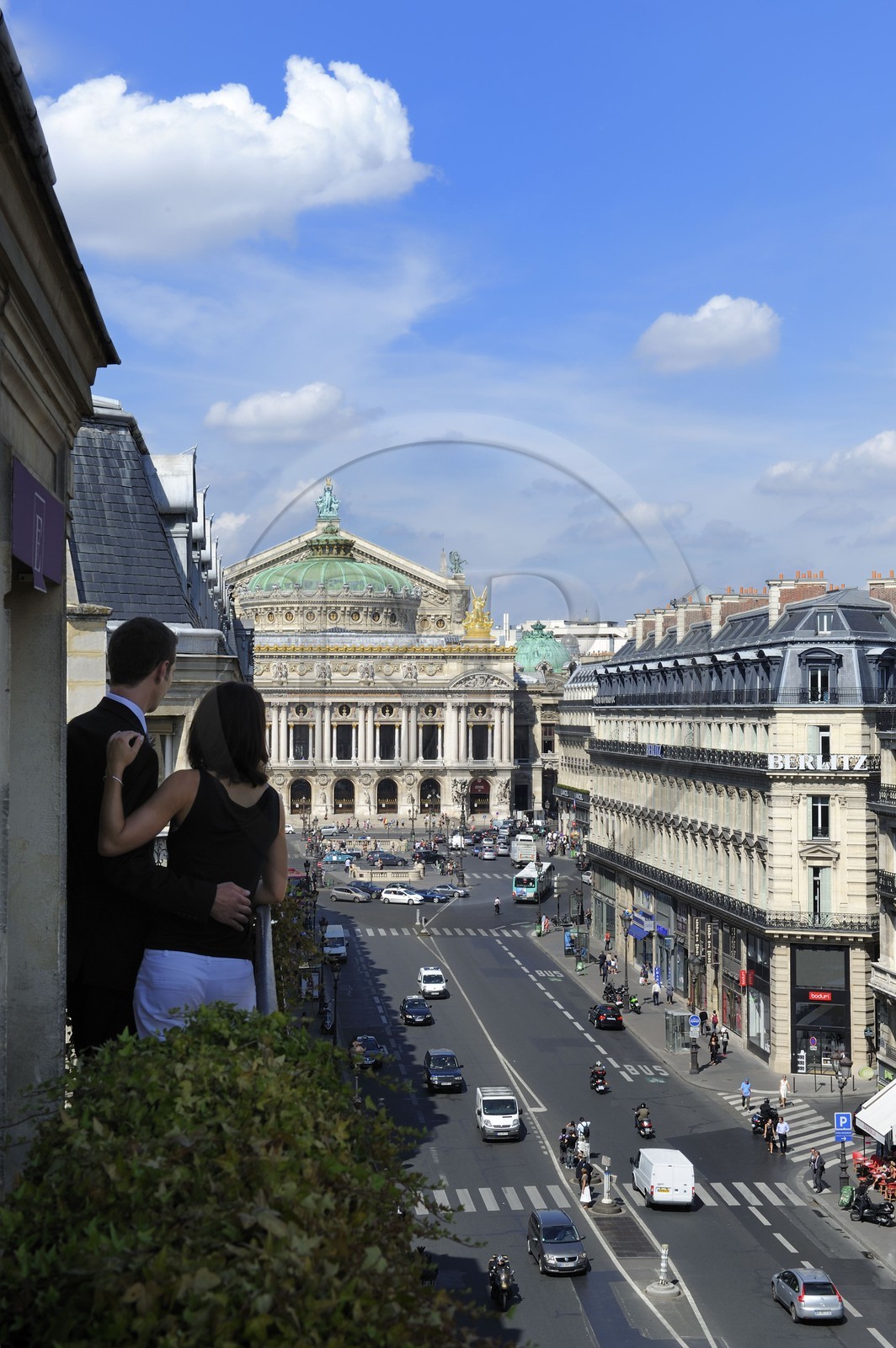France, Paris (75), avenue de l'Opéra, couple d'amoureux sur le balcon d'une suite de l'hôtel Edouard 7 avec l'Opéra Garnier (1875) en arrière-plan