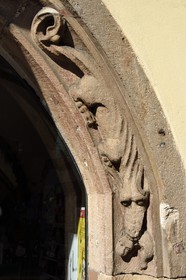 France, Bas-Rhin (67), Strasbourg, vieille ville classée Patrimoine Mondial de l'UNESCO, à l’angle de la rue Mercière et de la place de la cathédrale, encadrement de la vitrine de l'ancienne pharmacie