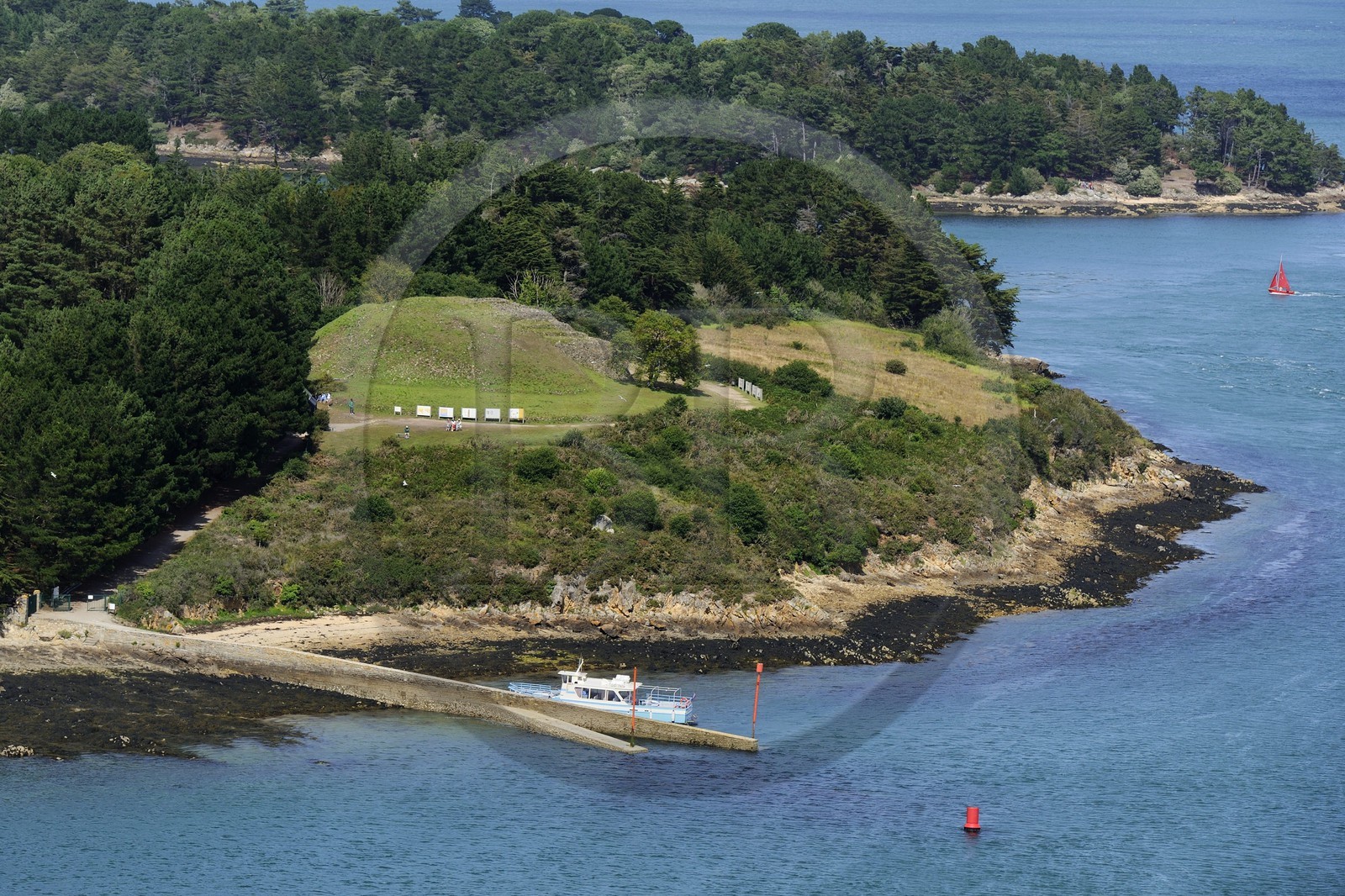France, Morbihan (56), Golfe du Morbihan, Ile de Gavrinis, Cairn de Gavrinis datant de 3500 avant J.C. (vue aérienne)