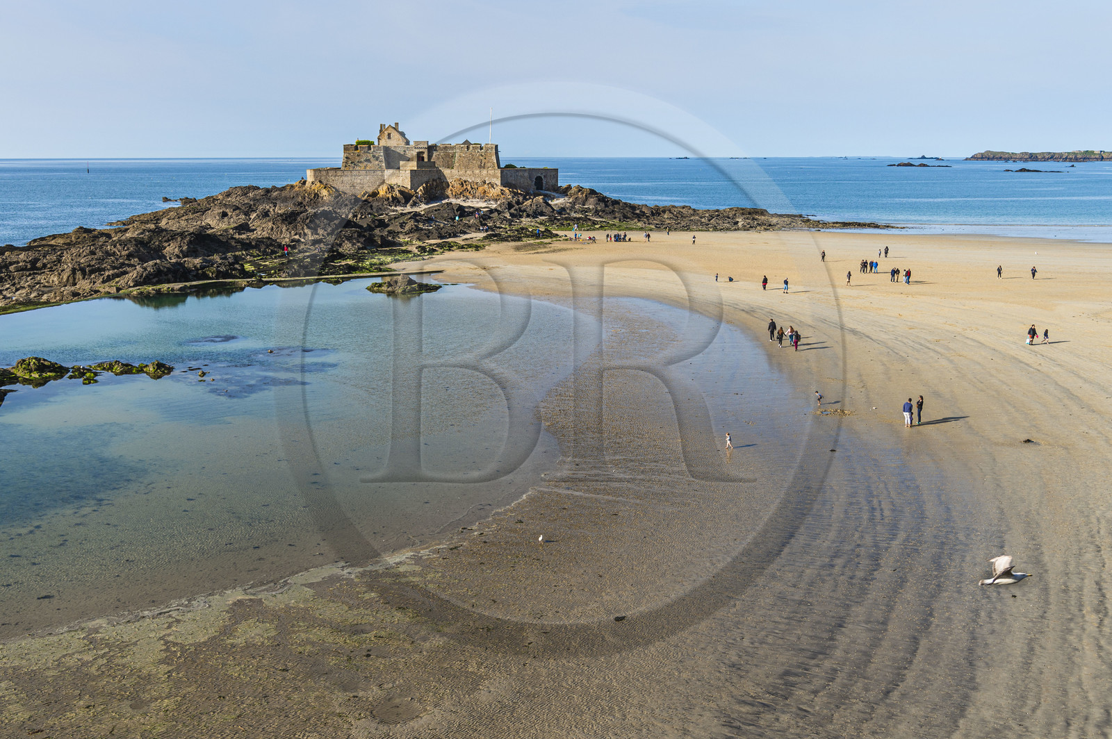 France, Ille et Vilaine, Cote d'Emeraude (Emerald Coast), Saint Malo, Fort National designed by Vauban and built by Siméon Garangeau from 1689 to 1693, Eventail beach at low tide