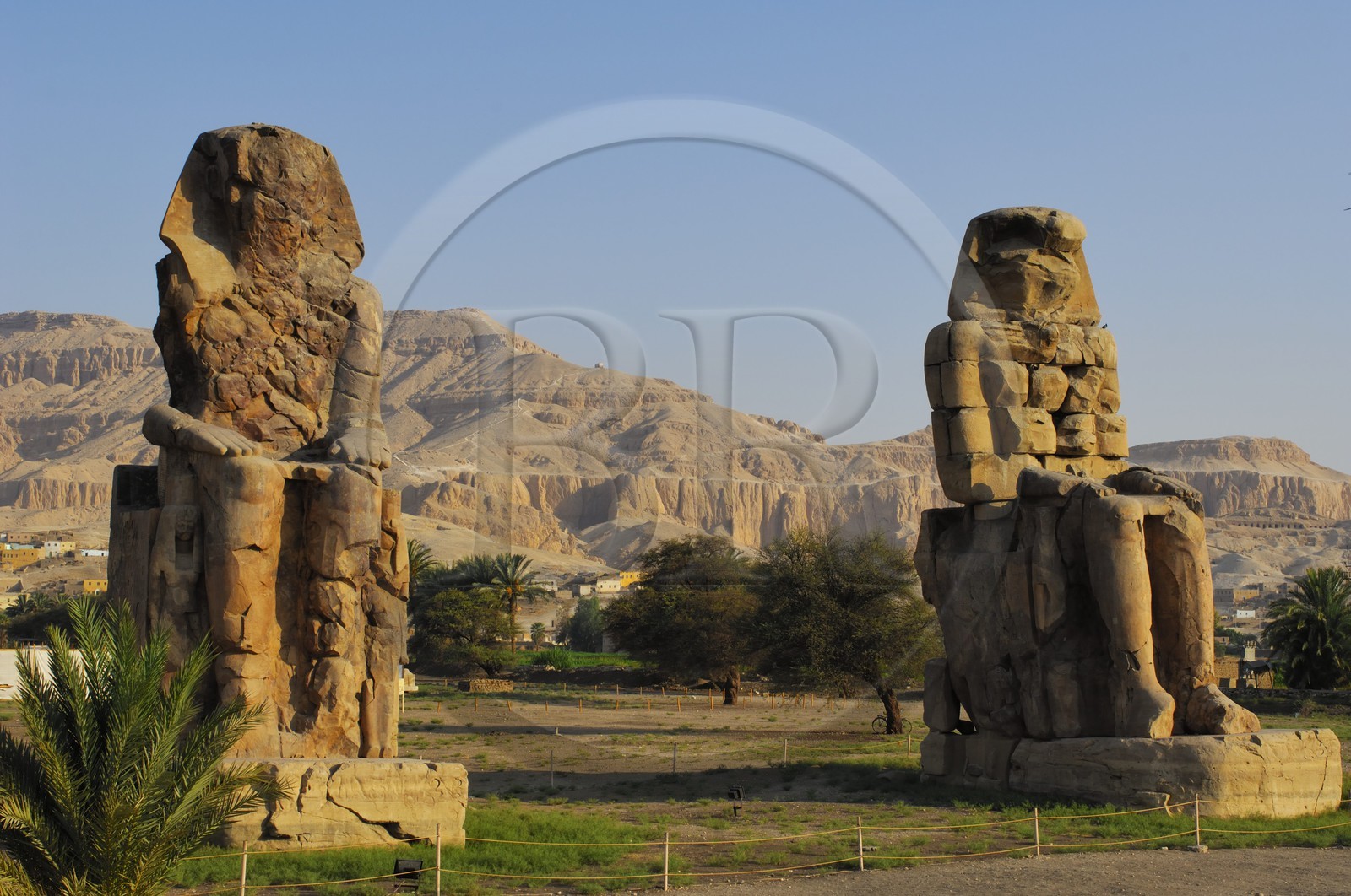 Egypte, Haute Egypte, vallée du Nil, environs de Louxor, nécropole thébaine classée Patrimoine Mondial de l'UNESCO, Thèbes Ouest, les colosses de Memnon
