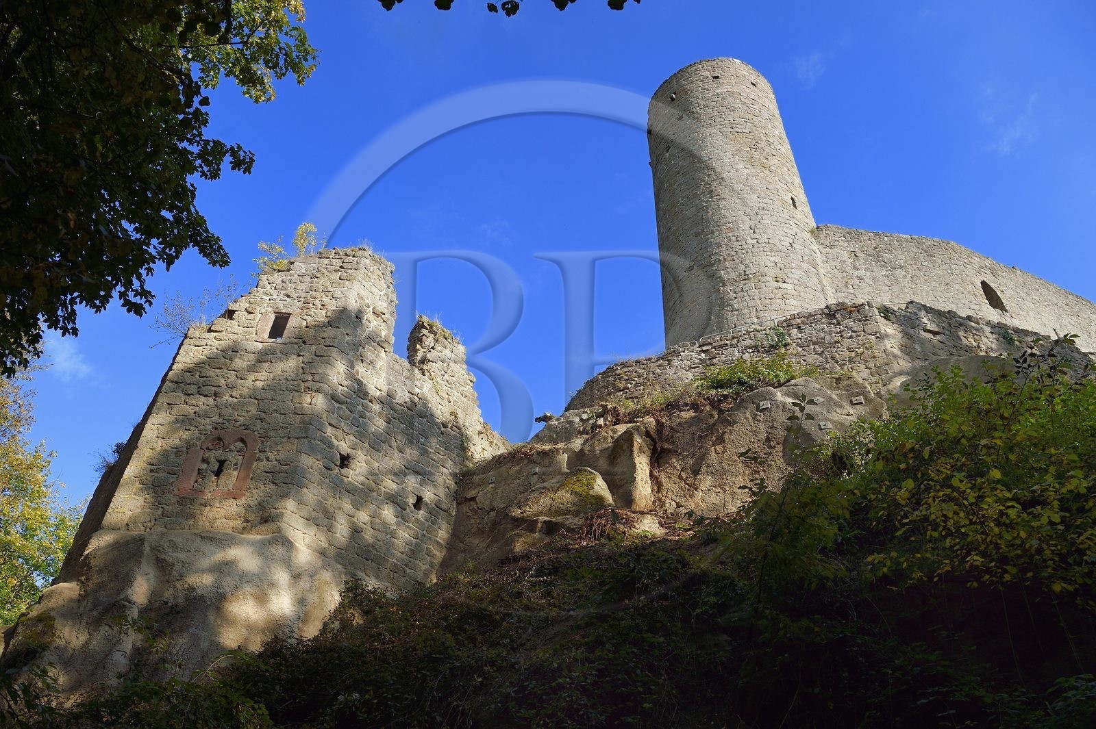 France, Bas-Rhin (67), Andlau, le chateau d'Andlau (Haut-Andlau) et le corps de garde à gauche